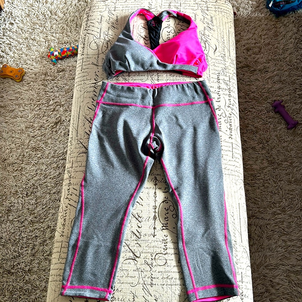 Pink Lotus Sports Bra and Capri Leggings Workout Outfit size Large